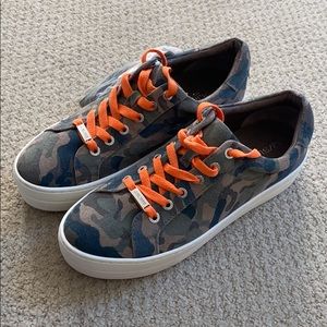 Platform camo sneakers with 2 sets of laces